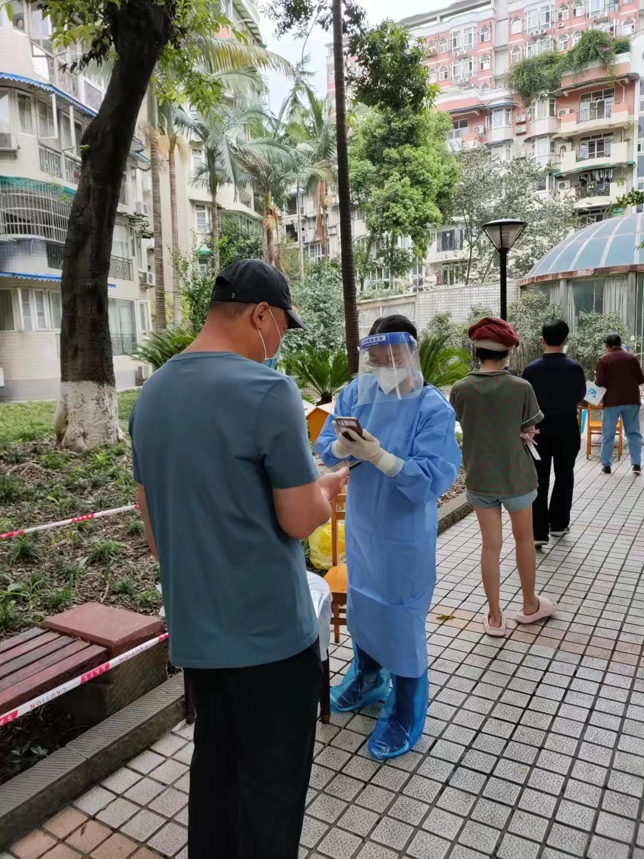 2022.9.4現(xiàn)代農(nóng)擔黨支部組織委員、副總經(jīng)理高洪燕在所住小區(qū)（武侯區(qū)雙楠花園）協(xié)助社區(qū)核酸檢測登記、掃碼工作 (2)