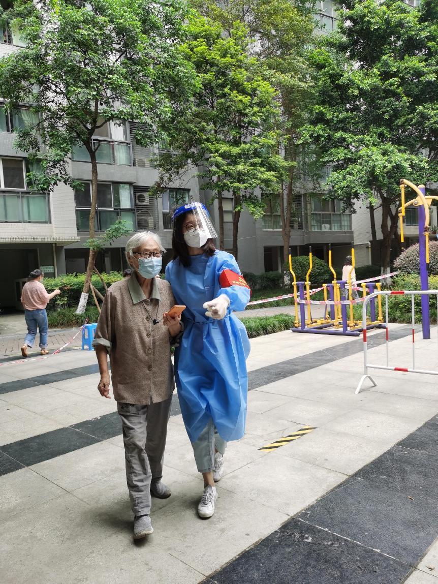 2022.9.5綜合辦公室行政文秘何彥同志（預(yù)備黨員）參與營門口街道銀桂社區(qū)所住小區(qū)（金牛區(qū)華宇錦城名都）協(xié)助核酸檢測秩序維護(hù)、負(fù)責(zé)幫助參加核酸的有困難老人、孩童 (1)