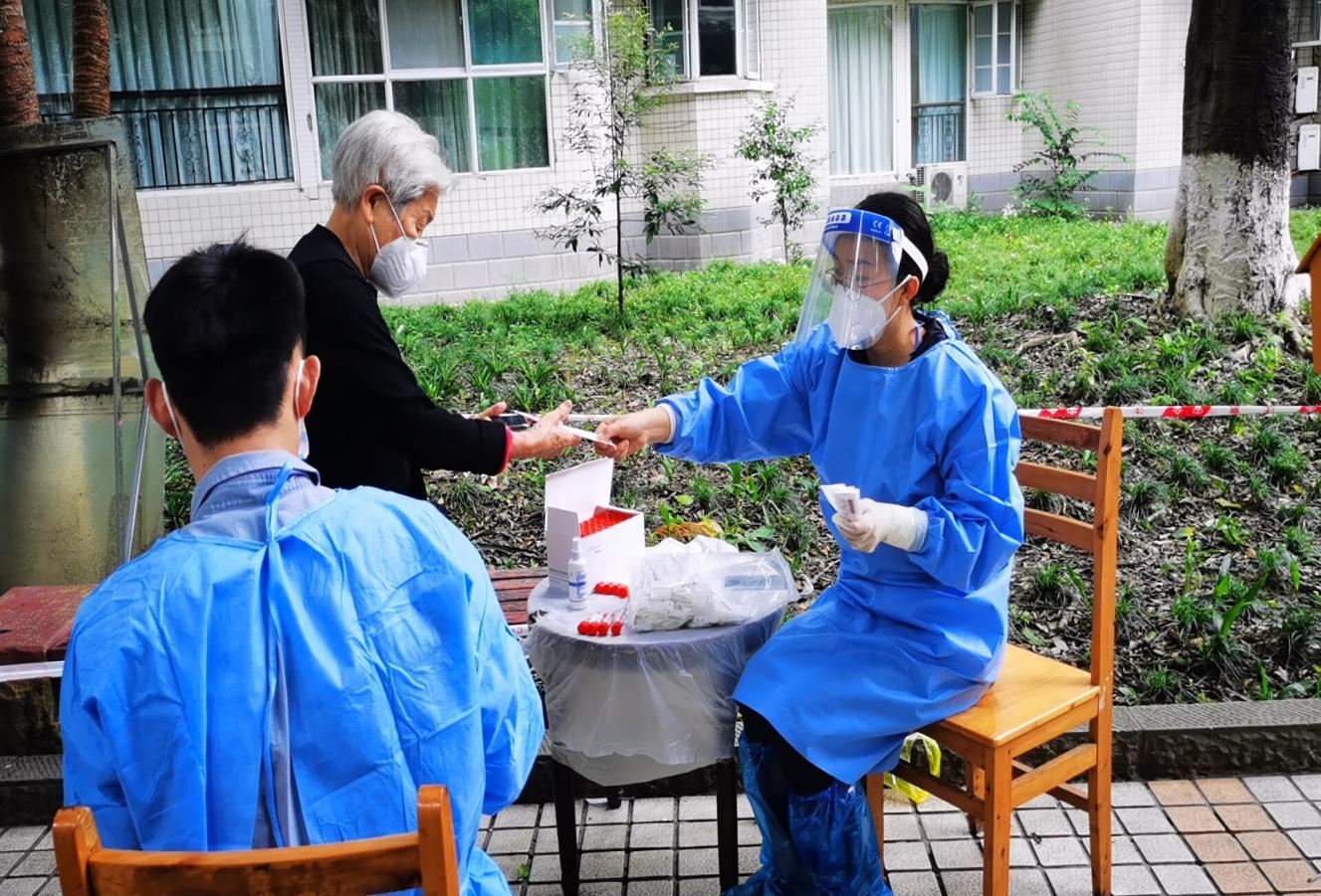 2022.9.4現(xiàn)代農(nóng)擔(dān)黨支部組織委員、副總經(jīng)理高洪燕在所住小區(qū)（武侯區(qū)雙楠花園）協(xié)助社區(qū)核酸檢測登記、掃碼工作