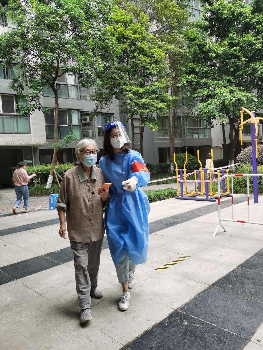 2022.9.5綜合辦公室行政文秘何彥同志（預備黨員）參與營門口街道銀桂社區(qū)所住小區(qū)（金牛區(qū)華宇錦城名都）協(xié)助核酸檢測秩序維護、負責幫助參加核酸的有困難老人、孩童 (1)