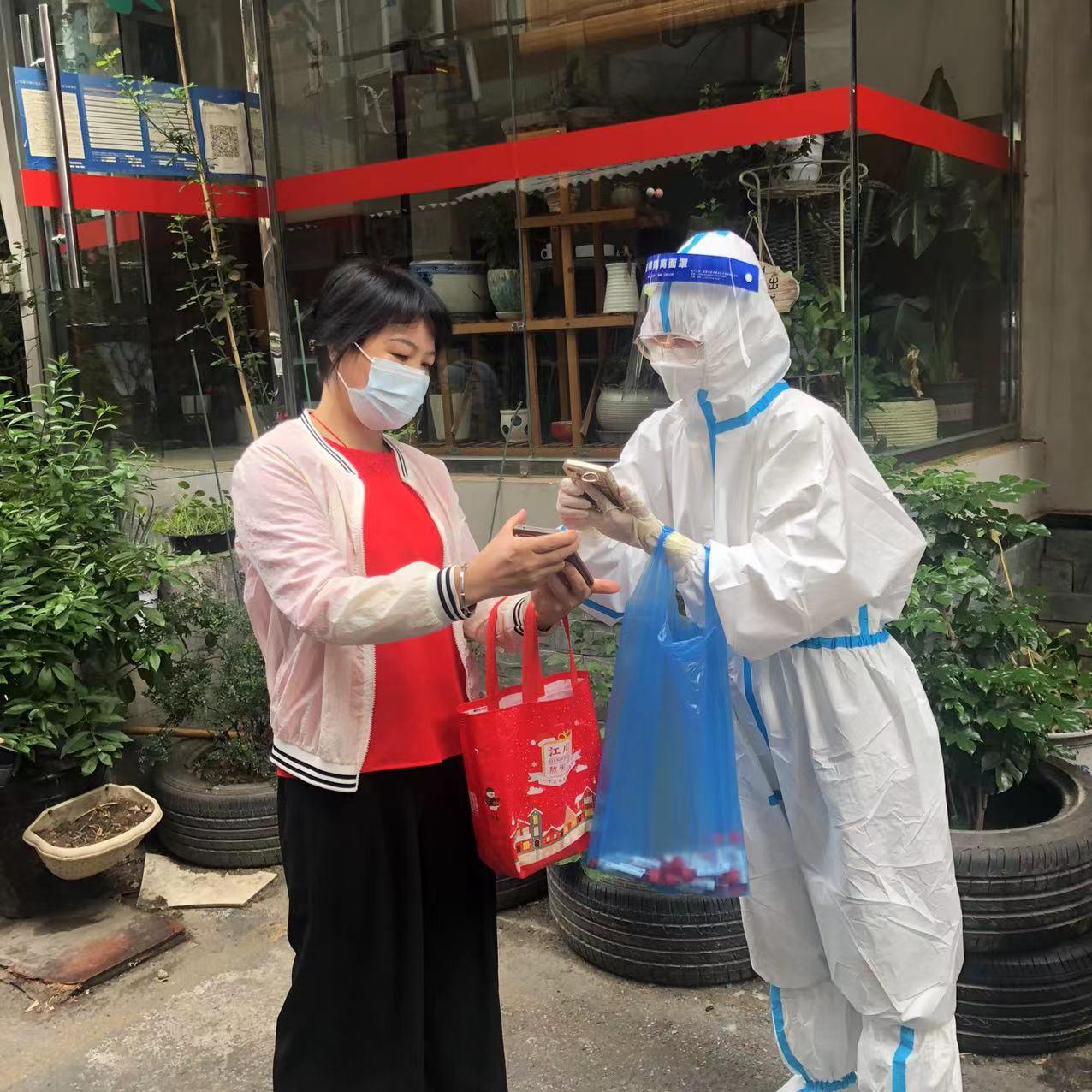 9月5日上午，擔保業(yè)務二部鄒杰（入黨積極分子）到崇德里社區(qū)報道，經(jīng)過崗前培訓后，投入到核酸檢測掃碼錄入工作（1）