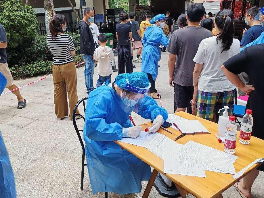 2022.9.4現(xiàn)代農(nóng)擔綜合辦公室行政主管王雨曦參與金泉街道金橋社區(qū)所住小區(qū)（金牛區(qū)保利國賓首府）核酸檢測掃碼登記工作 (3)